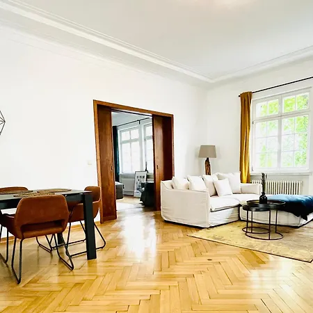 Luxusapartment Im Dichterviertel *garten*parkplatz*wifi* アパート エアフルト